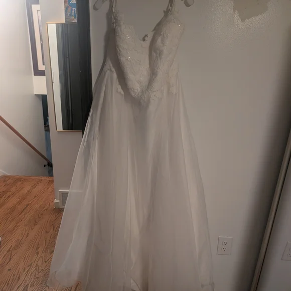 Elegant White Lace Wedding Dress - Picture 4 of 10